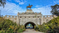 Monument and tunnel