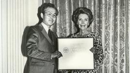 Uesugi receiving the National Landscape Award from First Lady Nancy Reagan