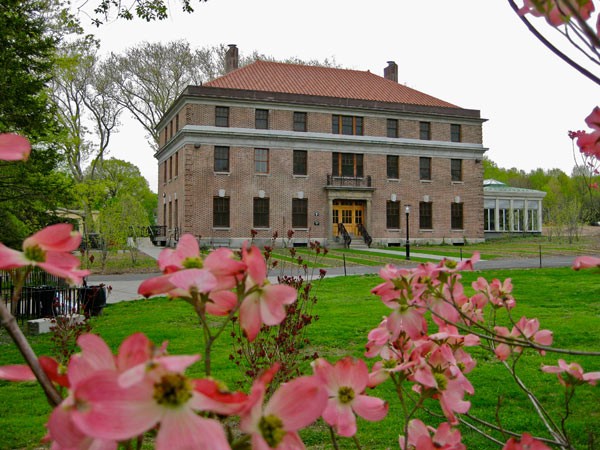 Lawn and Leaf Bag Distribution - Snug Harbor Cultural Center & Botanical  Garden