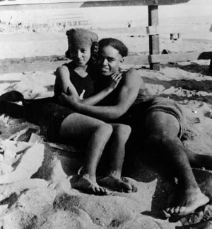 CA_SantaMonica_BayStreetBeach_courtesyLosAngelesPublicLibraryOnlineCollection_1924.jpg Patrons at Bay Street Beach, Santa Monica, CA, 1924