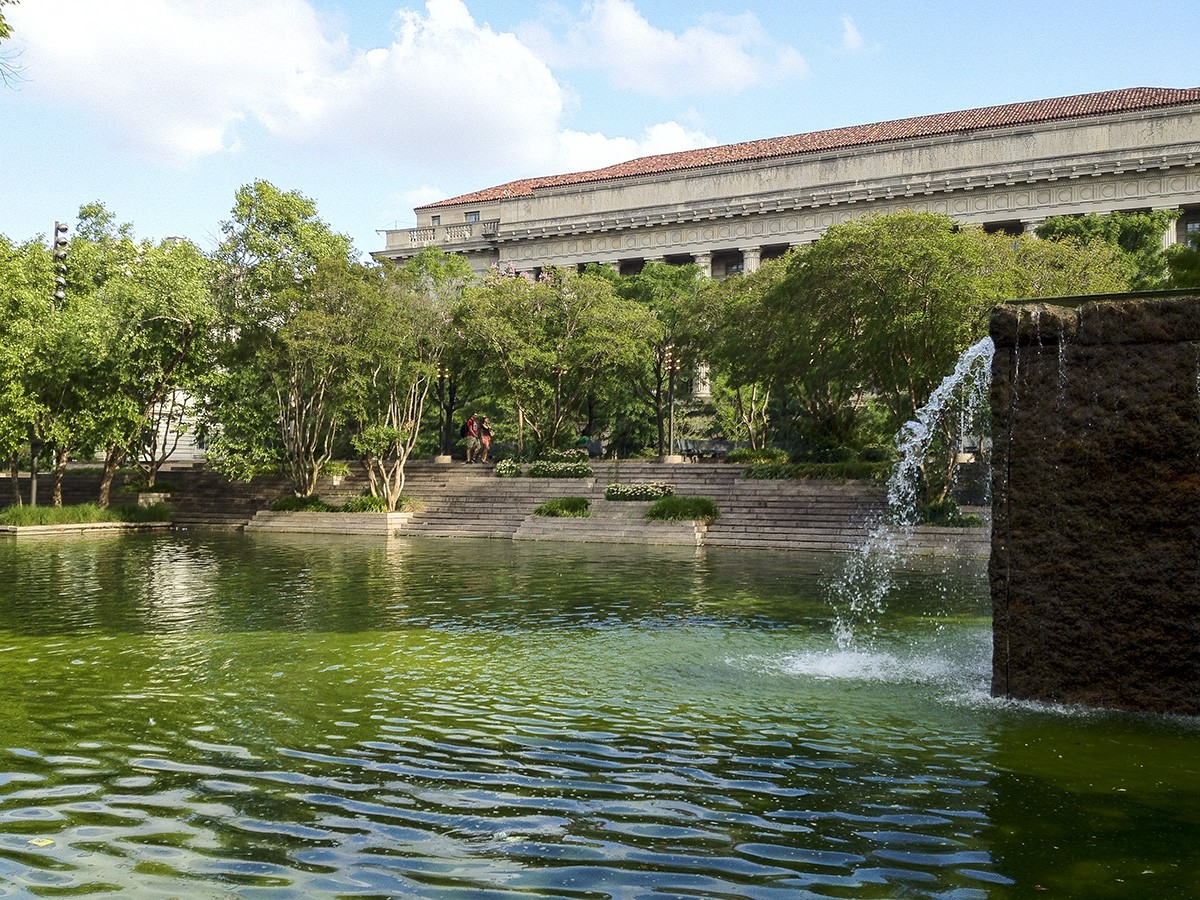 DC_PershingPark_04_EduardKrakhmalnikov_2012.jpg Pershing Park, Washington, D.C., 2012