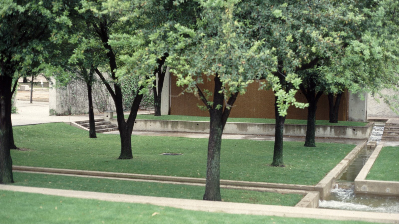 HeritageParkPlaza_feature_BethMeyer_2008.jpg Heritage Park Plaza