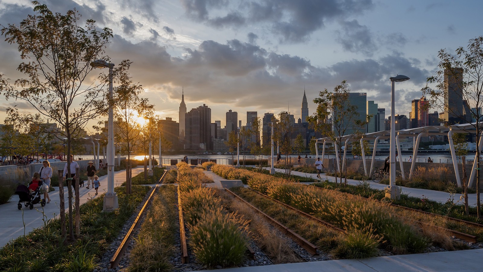 HuntersPtSWaterfrontPark_signature_WadeZimmerman_courtesyThomasBalsleyAssoc_2014.jpg Hunter's Point South Waterfront Park