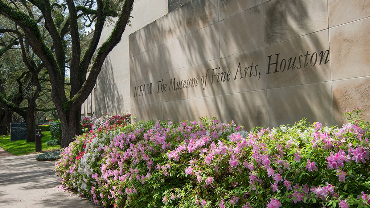 MFA_Houston_feature_2016_02.jpg Entrance of the Museum of Fine Arts, Houston