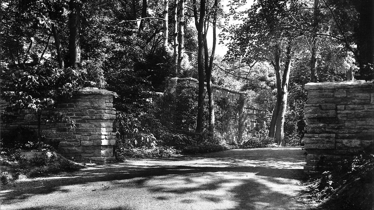 Entrance court of the Maitland F. Griggs estate
