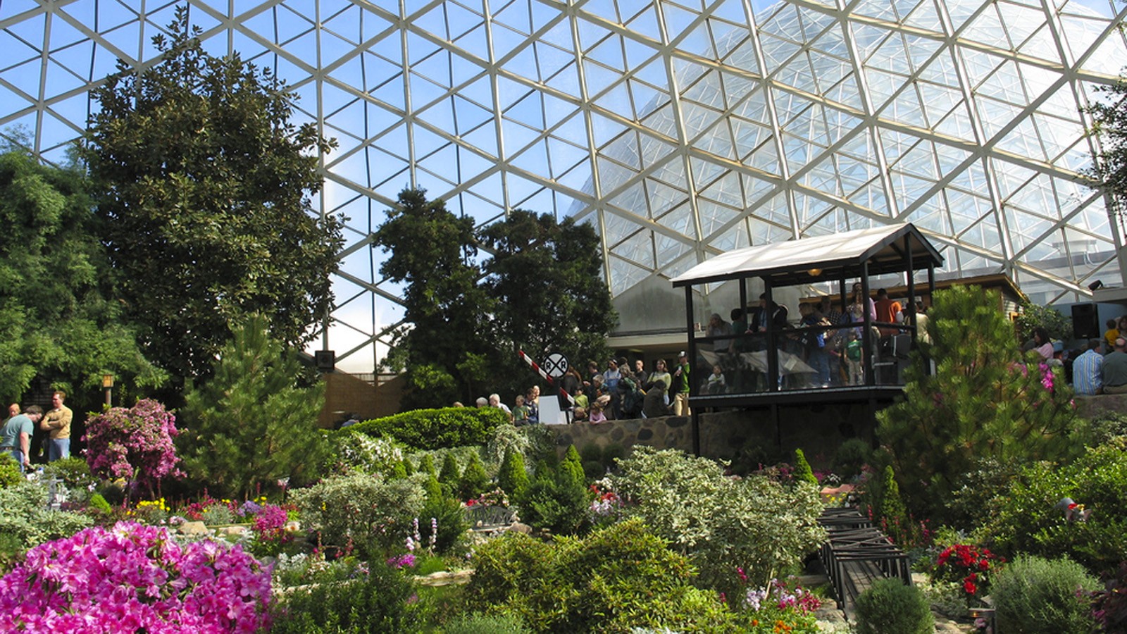 WI_Milwaukee_MitchellDomes_feature_02_TheParkPeopleofMilwaukeeCountyInc_2009.jpg Interior of the Show Dome