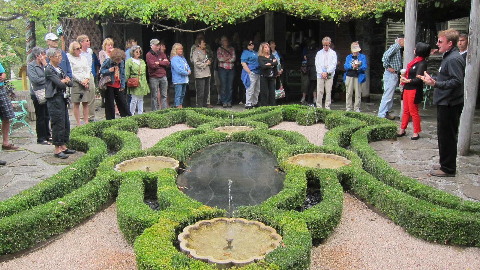 The crowd in Afternoon Garden at Naumkeag