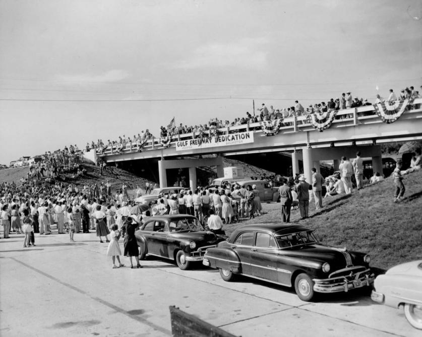 5_Gulf Freeway opening 1952.jpg Houstonians gather for the dedication of the Gulf Freeway on August 2, 1952.