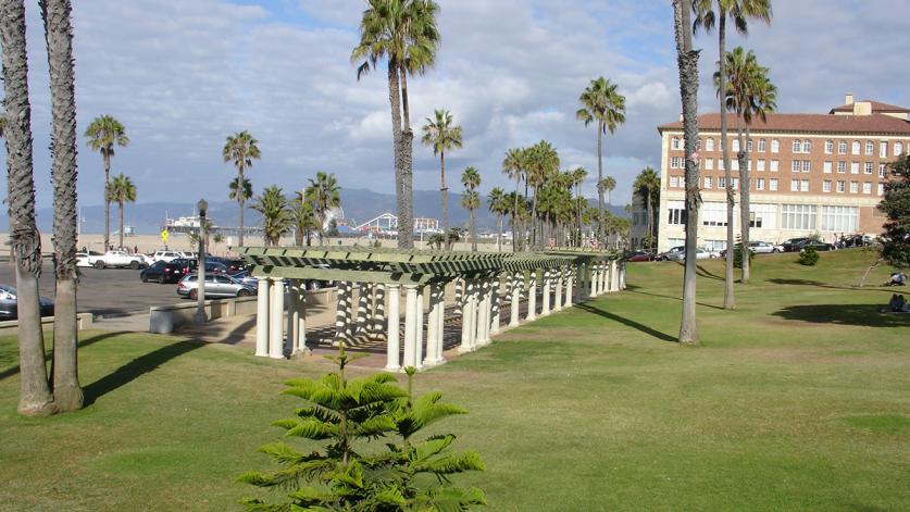 CA_SantaMonica_BayStreetBeachHistoricDistrict_courtesyTheSeaOfCloudsProject_008_sig_008.jpg Lower portion of Crescent Bay Park and its pergola