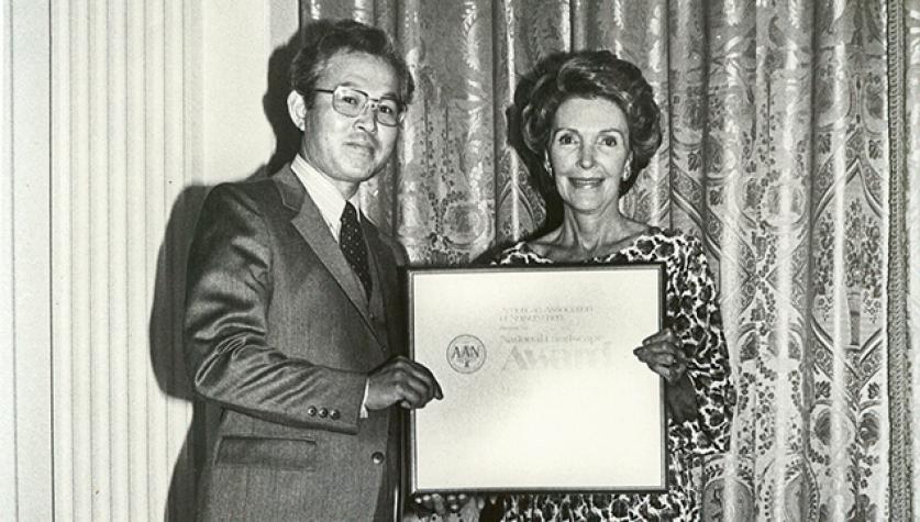 Uesugi receiving the National Landscape Award from First Lady Nancy Reagan
