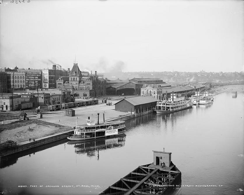 Steamboats arrive in St. Paul