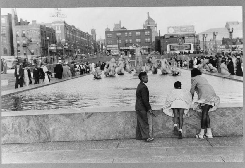 MO_STL_LOC_AloePlaza_JohnVachon_1940_002.jpg Aloe Plaza along the Gateway Mall, 1940. Photo by John Vachon.