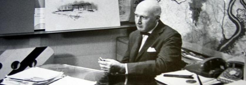 simonds_pose1.jpg