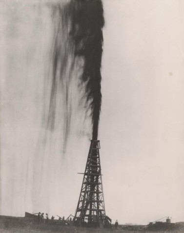 The Lucas Gusher at Spindletop Hill, January 1901. 