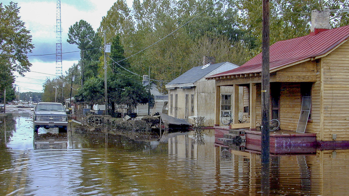 NC_Princeville_FloodedRoadAfterHurricaneFloyd_byDaveSaville-FEMA-WikimediaCommons_1999_001_sig_007.jpg