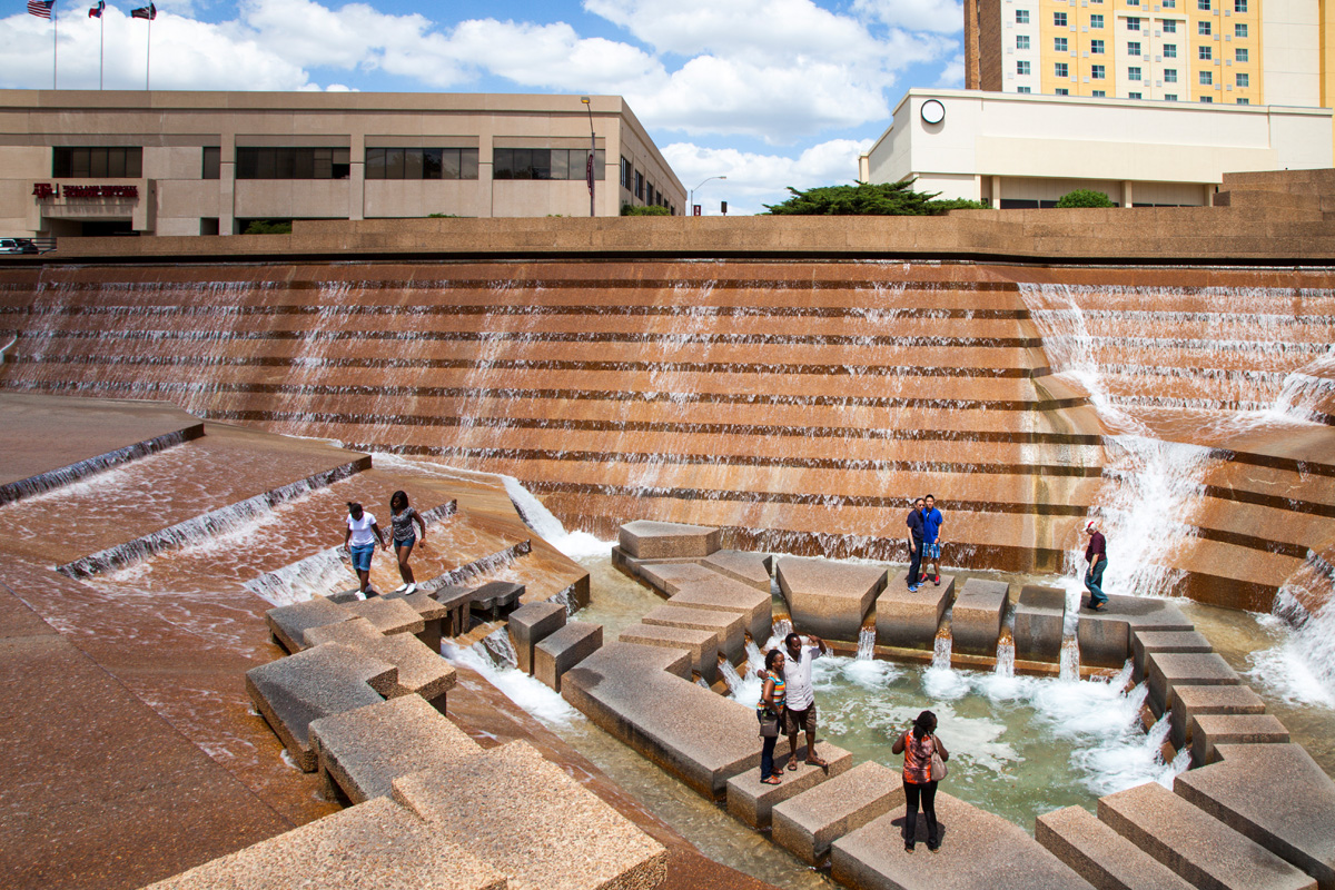 are dogs allowed at the fort worth water gardens